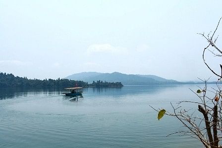 Phong cảnh thanh bình của hồ Phú Ninh-Du lịch Nam Phương Caravan &  Teambuilding 22438