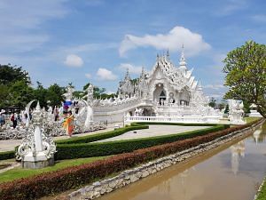 Wat Rong Khun – Còn gọi là Đền Trắng và Điện Vàng